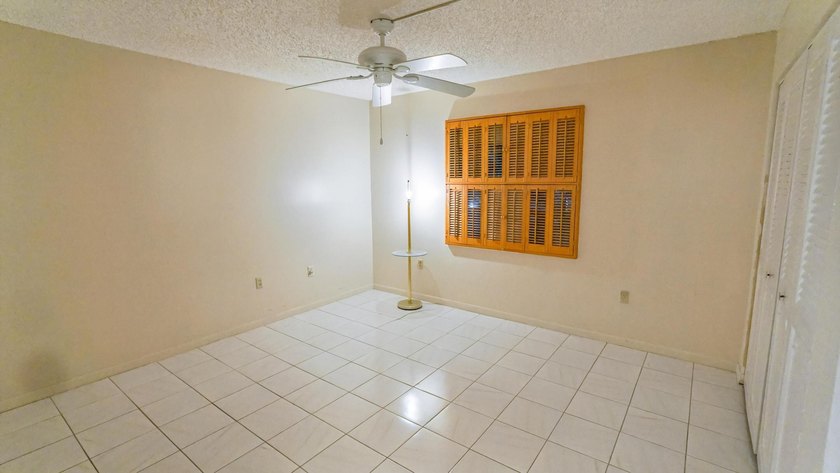 Welcome to this spacious and beautifully maintained condo - photo 11