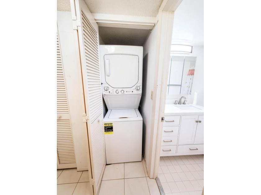 Welcome to this spacious and beautifully maintained condo - photo 14