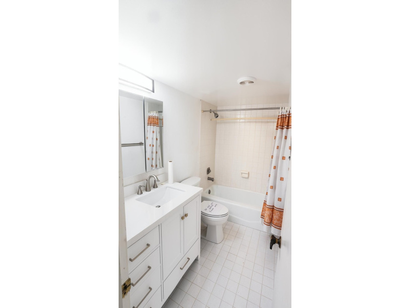Welcome to this spacious and beautifully maintained condo - photo 15