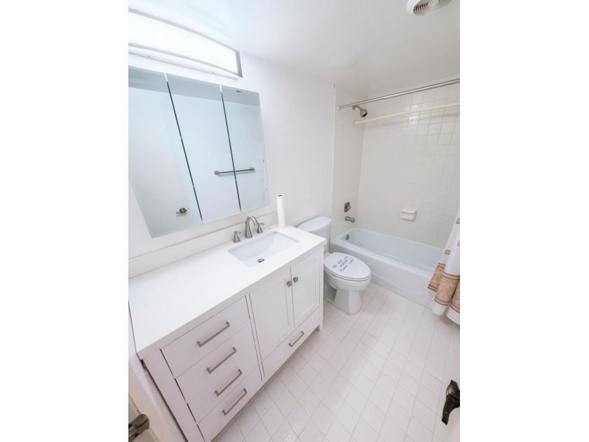 Welcome to this spacious and beautifully maintained condo - photo 16