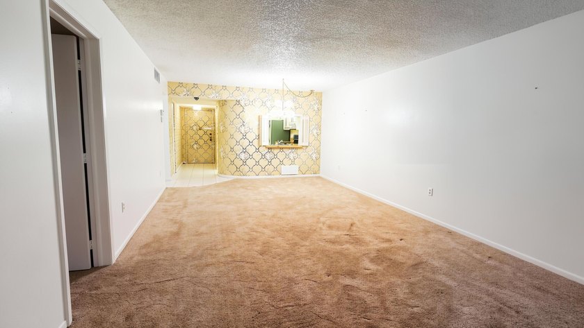 Welcome to this spacious and beautifully maintained condo - photo 18