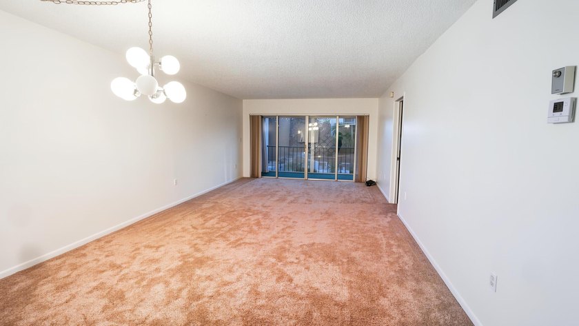 Welcome to this spacious and beautifully maintained condo - photo 19