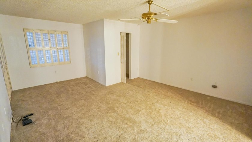 Welcome to this spacious and beautifully maintained condo - photo 21