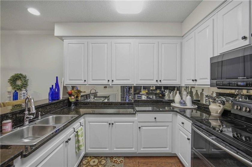 Waterfront ground-floor walk-out condo, beautifully updated and - photo 11