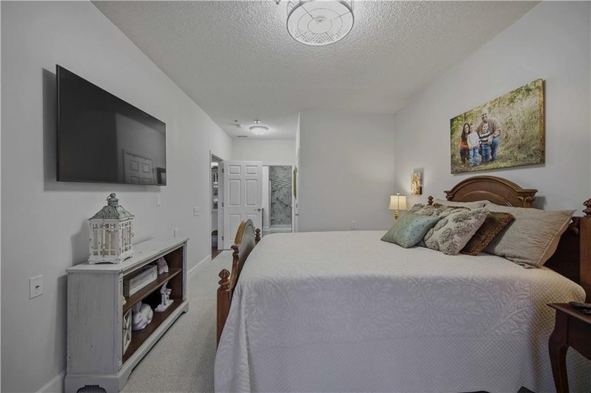 Waterfront ground-floor walk-out condo, beautifully updated and - photo 14