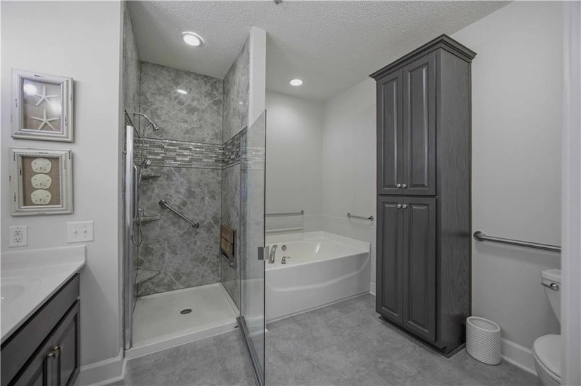 Waterfront ground-floor walk-out condo, beautifully updated and - photo 15