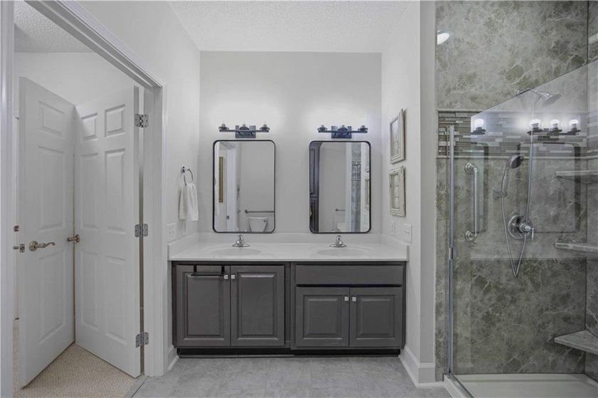 Waterfront ground-floor walk-out condo, beautifully updated and - photo 17