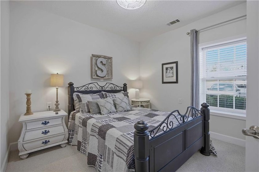 Waterfront ground-floor walk-out condo, beautifully updated and - photo 18