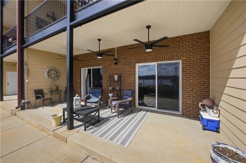 Waterfront ground-floor walk-out condo, beautifully updated and - photo 22
