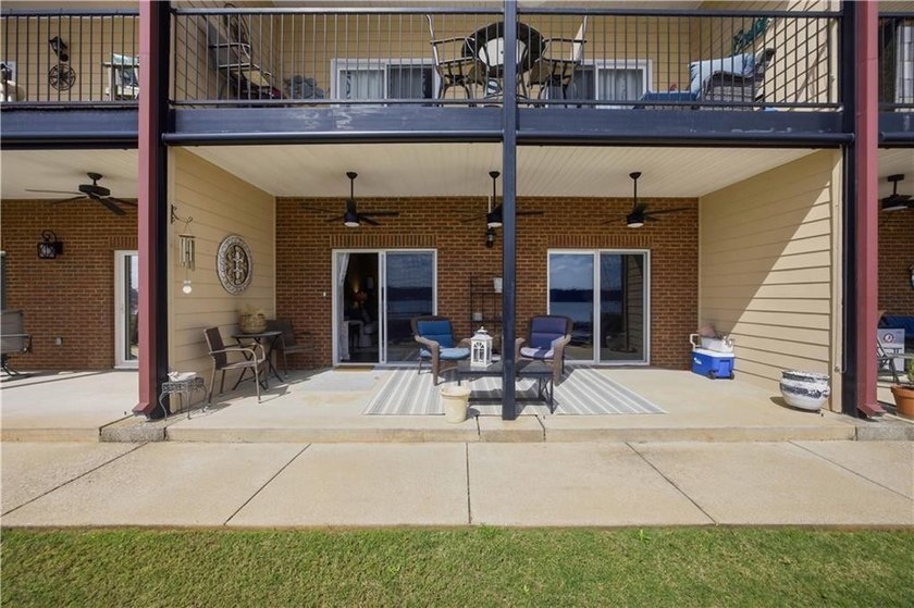 Waterfront ground-floor walk-out condo, beautifully updated and - photo 24