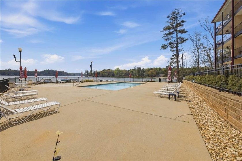 Waterfront ground-floor walk-out condo, beautifully updated and - photo 27