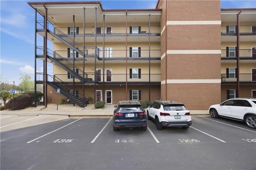 Waterfront ground-floor walk-out condo, beautifully updated and - photo 31