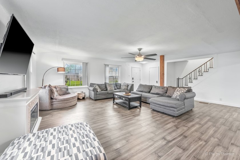 Spacious and beautifully updated 4 bed, 3.5 bath home on a deep - photo 15