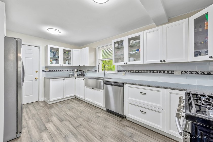 Spacious and beautifully updated 4 bed, 3.5 bath home on a deep - photo 19
