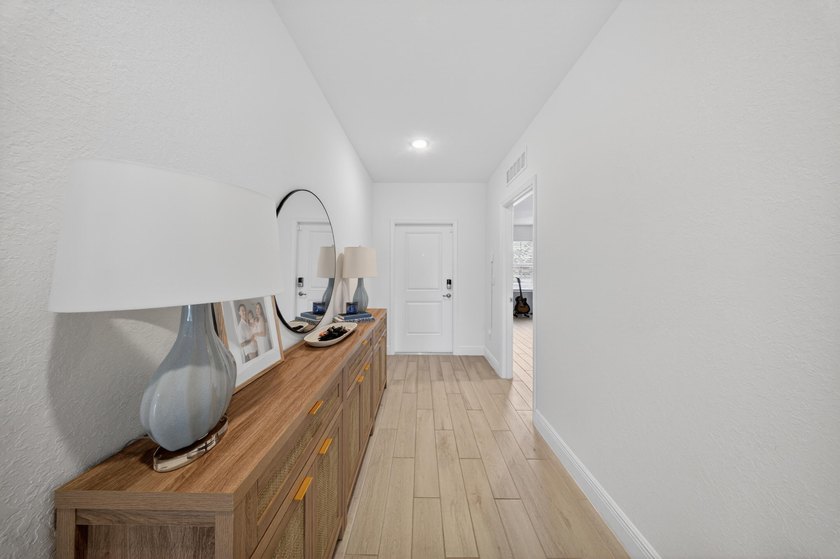 Welcome to this beautifully maintained home featuring 4 bedrooms - photo 5