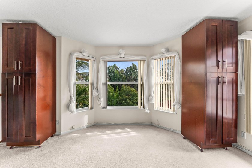 Welcome to this exceptional waterfront residence in the - photo 26