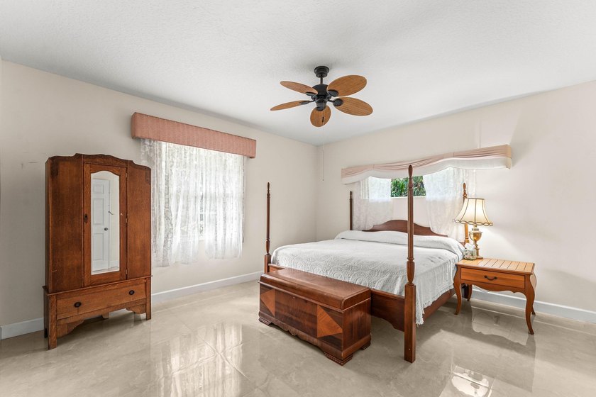 Welcome to this exceptional waterfront residence in the - photo 28