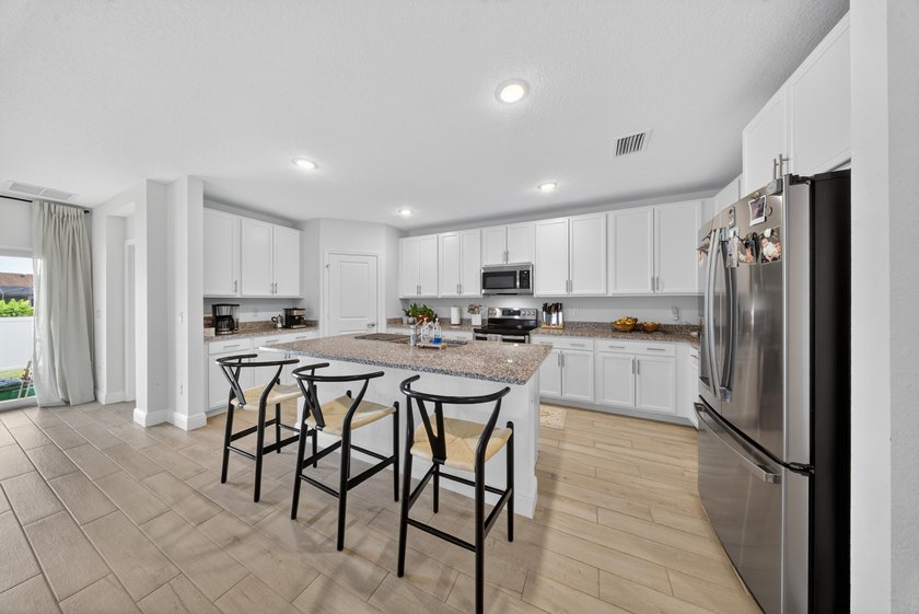 Welcome to this beautifully maintained home featuring 4 bedrooms - photo 8