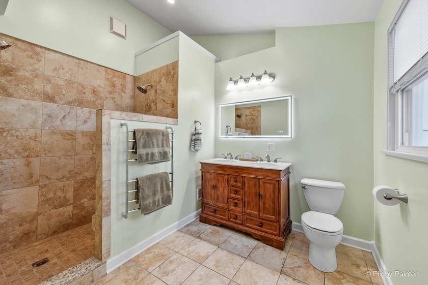 Spacious and beautifully updated 4 bed, 3.5 bath home on a deep - photo 29