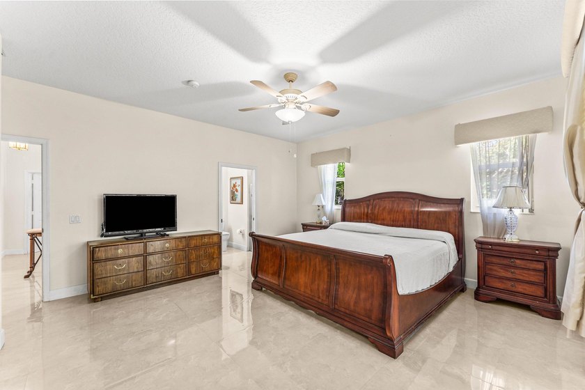 Welcome to this exceptional waterfront residence in the - photo 30