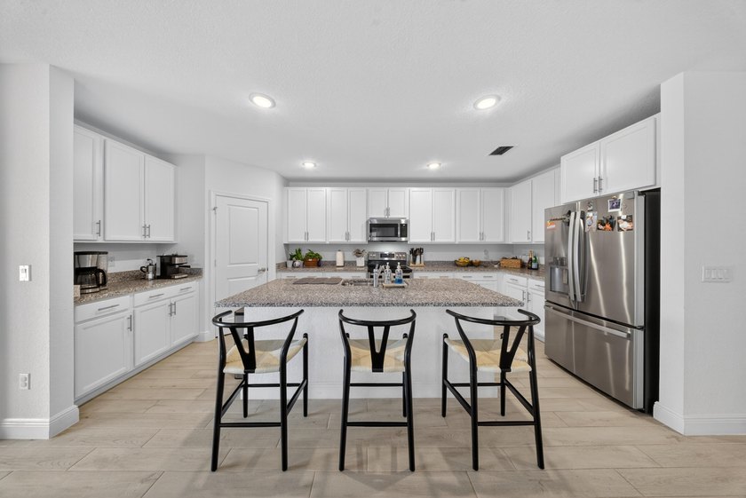 Welcome to this beautifully maintained home featuring 4 bedrooms - photo 10