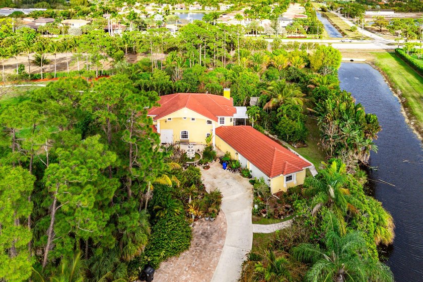 Welcome to this exceptional waterfront residence in the - photo 47