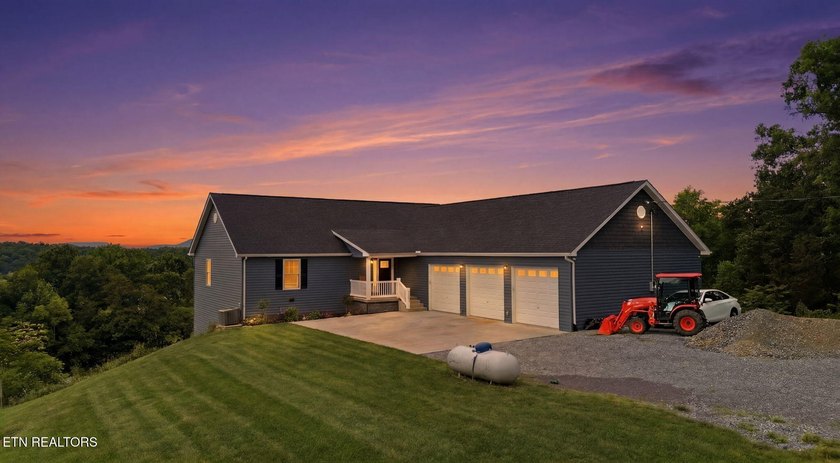 What a LAKEFRONT home awaits its proud new owners!! Viewers can - photo 2