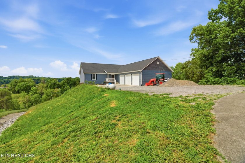 What a LAKEFRONT home awaits its proud new owners!! Viewers can - photo 10