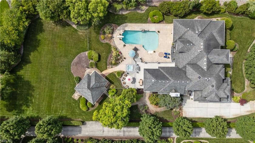 Set in the Estates on the Lynnhaven in Great Neck Point, one of - photo 4