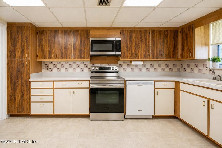 Beautiful corner-lot home with plenty of space and endless - photo 8