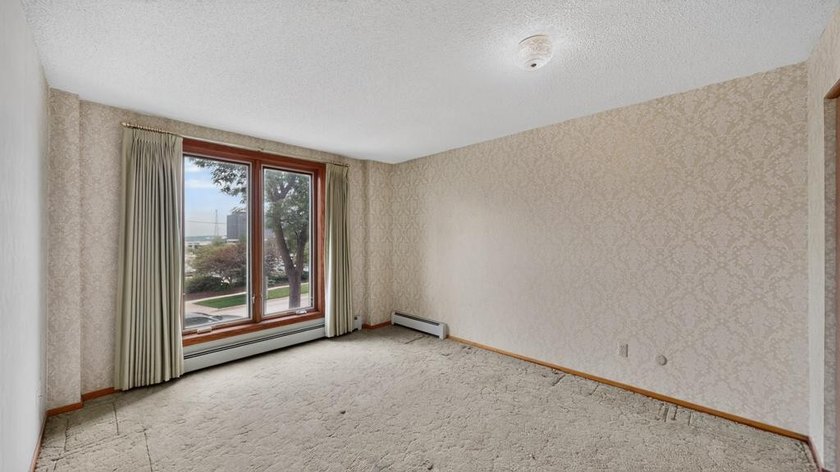 Perfectly situated in the sought-after Five Oaks building, this - photo 19