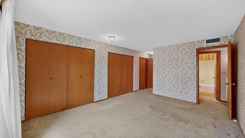 Perfectly situated in the sought-after Five Oaks building, this - photo 24