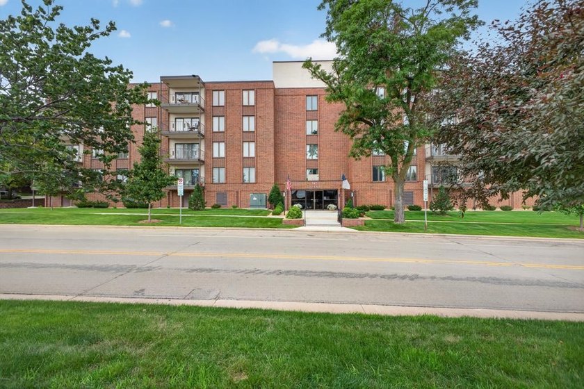 Perfectly situated in the sought-after Five Oaks building, this - photo 27