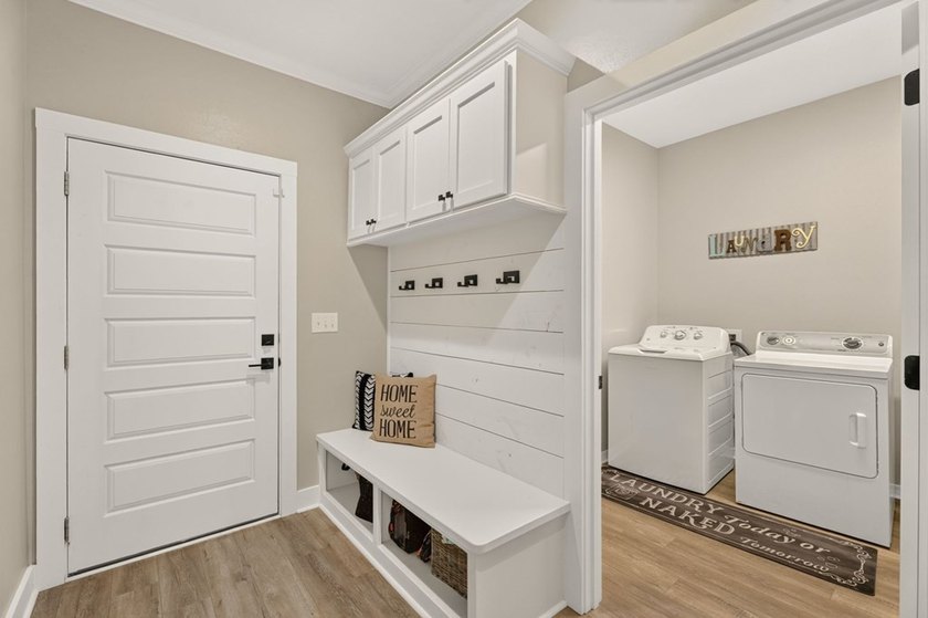 Welcome to this thoughtfully designed and well-maintained - photo 12