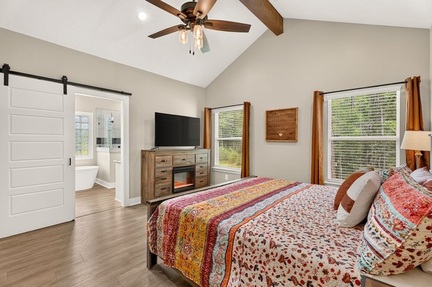 Welcome to this thoughtfully designed and well-maintained - photo 14