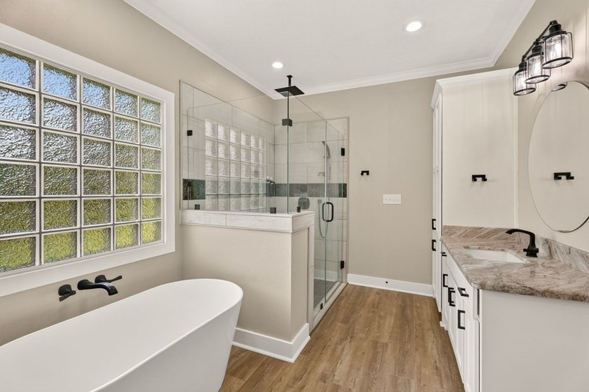 Welcome to this thoughtfully designed and well-maintained - photo 15