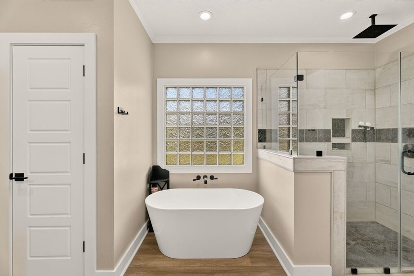 Welcome to this thoughtfully designed and well-maintained - photo 16