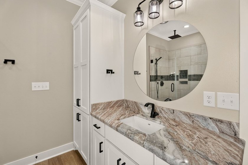 Welcome to this thoughtfully designed and well-maintained - photo 18