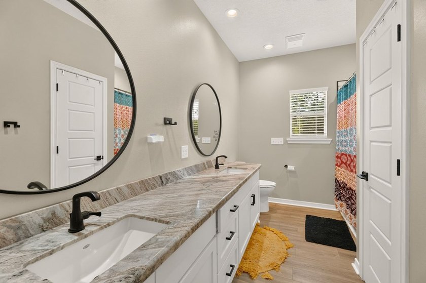 Welcome to this thoughtfully designed and well-maintained - photo 21