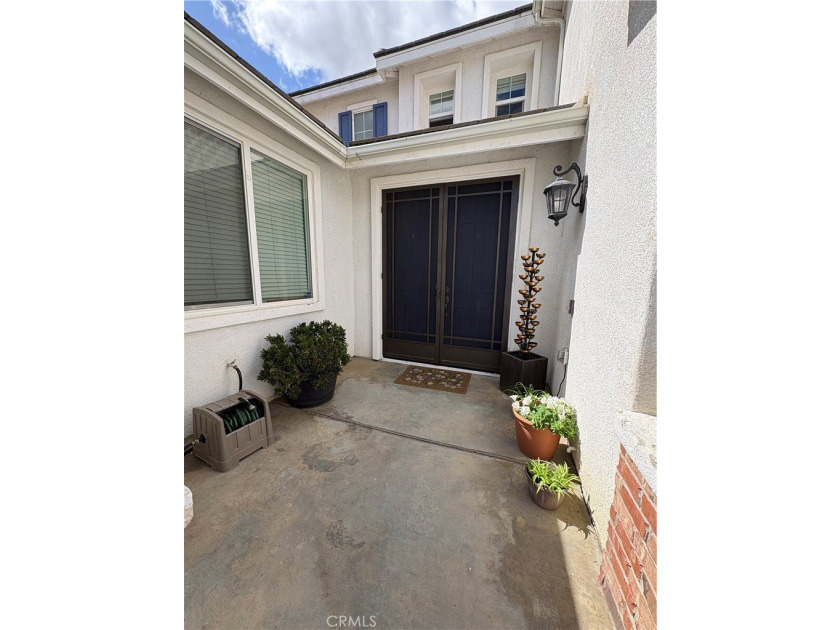 Rarely available, this spacious SEVEN-bedroom, 3-bathroom - photo 2