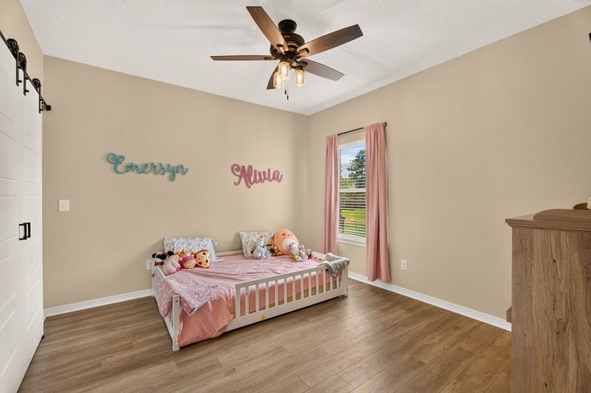 Welcome to this thoughtfully designed and well-maintained - photo 22