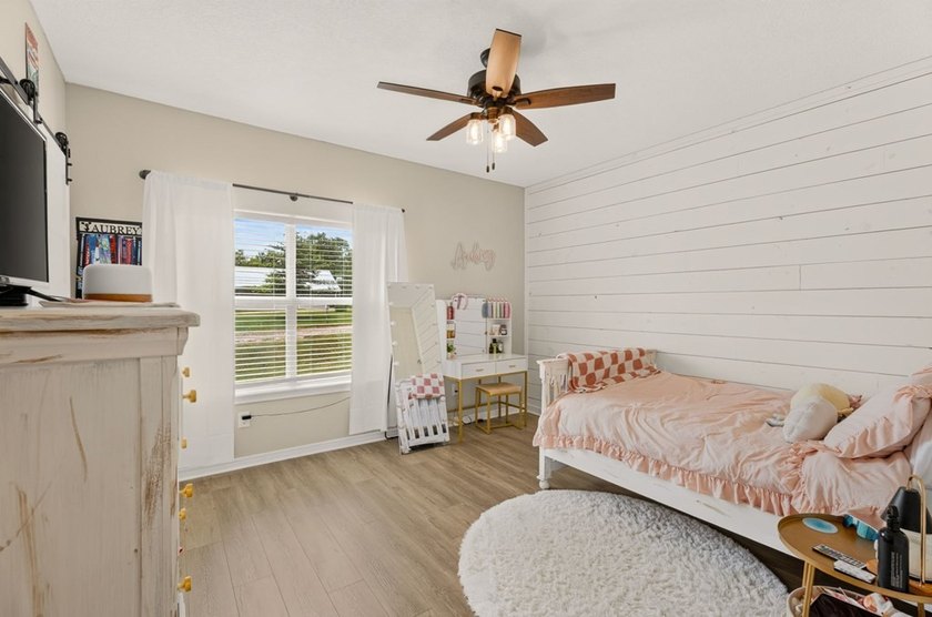 Welcome to this thoughtfully designed and well-maintained - photo 23