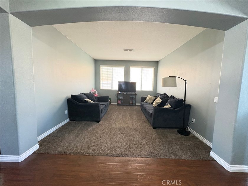 Rarely available, this spacious SEVEN-bedroom, 3-bathroom - photo 4