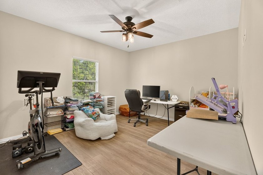 Welcome to this thoughtfully designed and well-maintained - photo 24