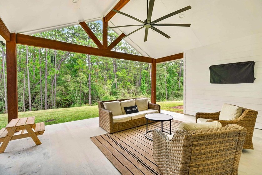 Welcome to this thoughtfully designed and well-maintained - photo 25
