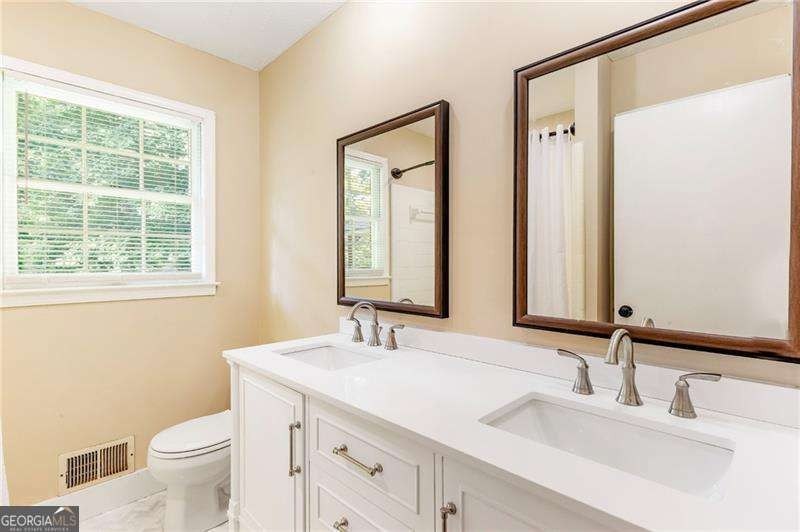 This inviting all-brick ranch offers comfortable one-level - photo 27