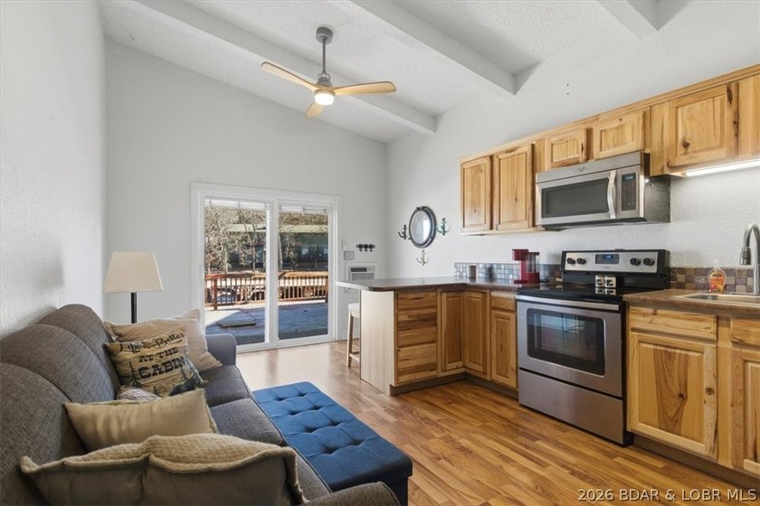Your cozy lake retreat awaits. This 1 bed 1 bath condo located - photo 12