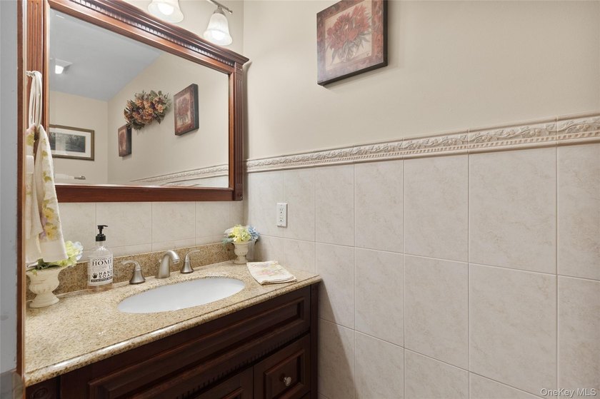 Beautifully maintained and custom-built 3,204 sq. ft - photo 22