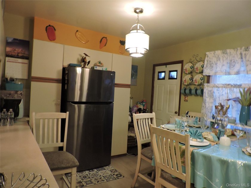Well maintain three-bedroom house with a full finish attic as a - photo 9