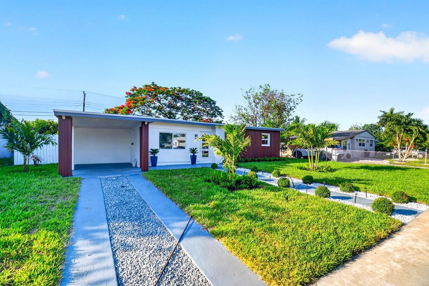 Welcome to this beautifully renovated home in Seminole Manor - photo 3